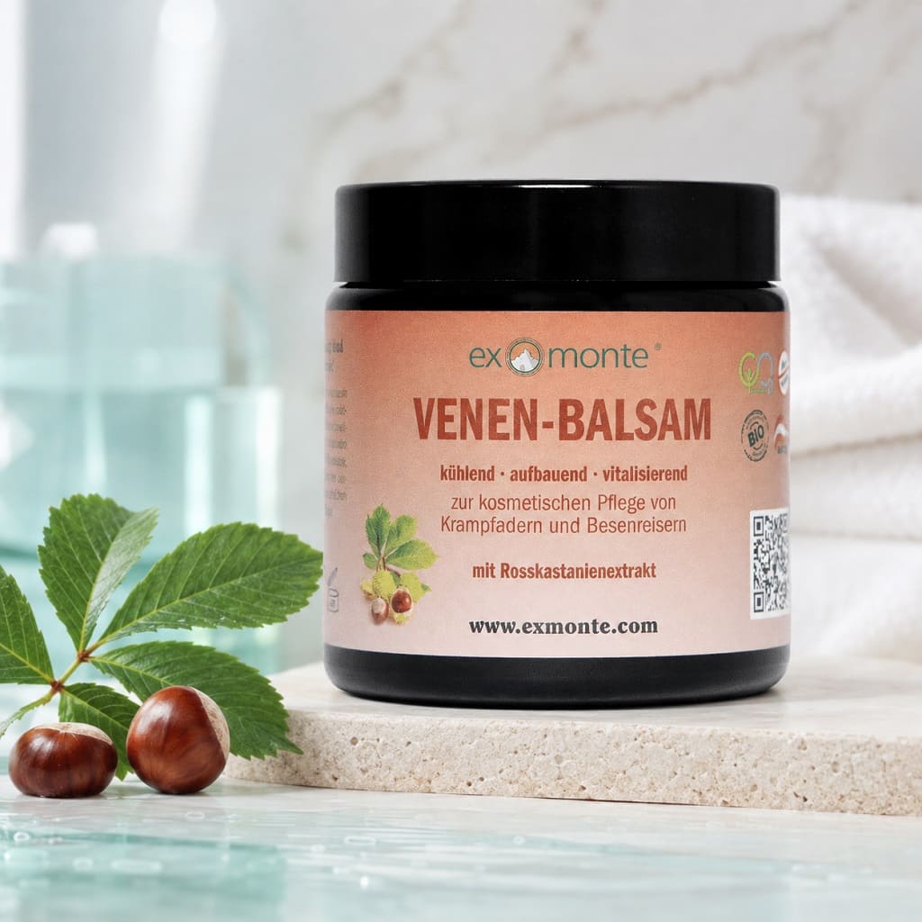 xmonte Venen-Balsam mit Rosskastanienextrakt und frischen Rosskastanien vor einer alpinen Naturkulisse.