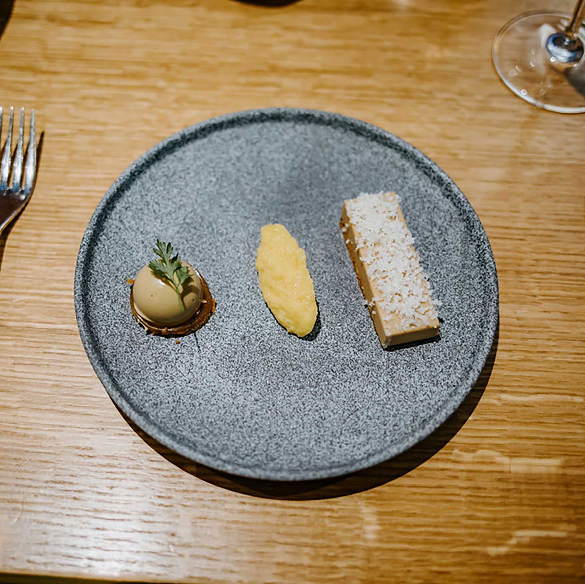 GRANIT No. 4 Flat Plate - Raw or Matte | G. Benedikt Porcelain