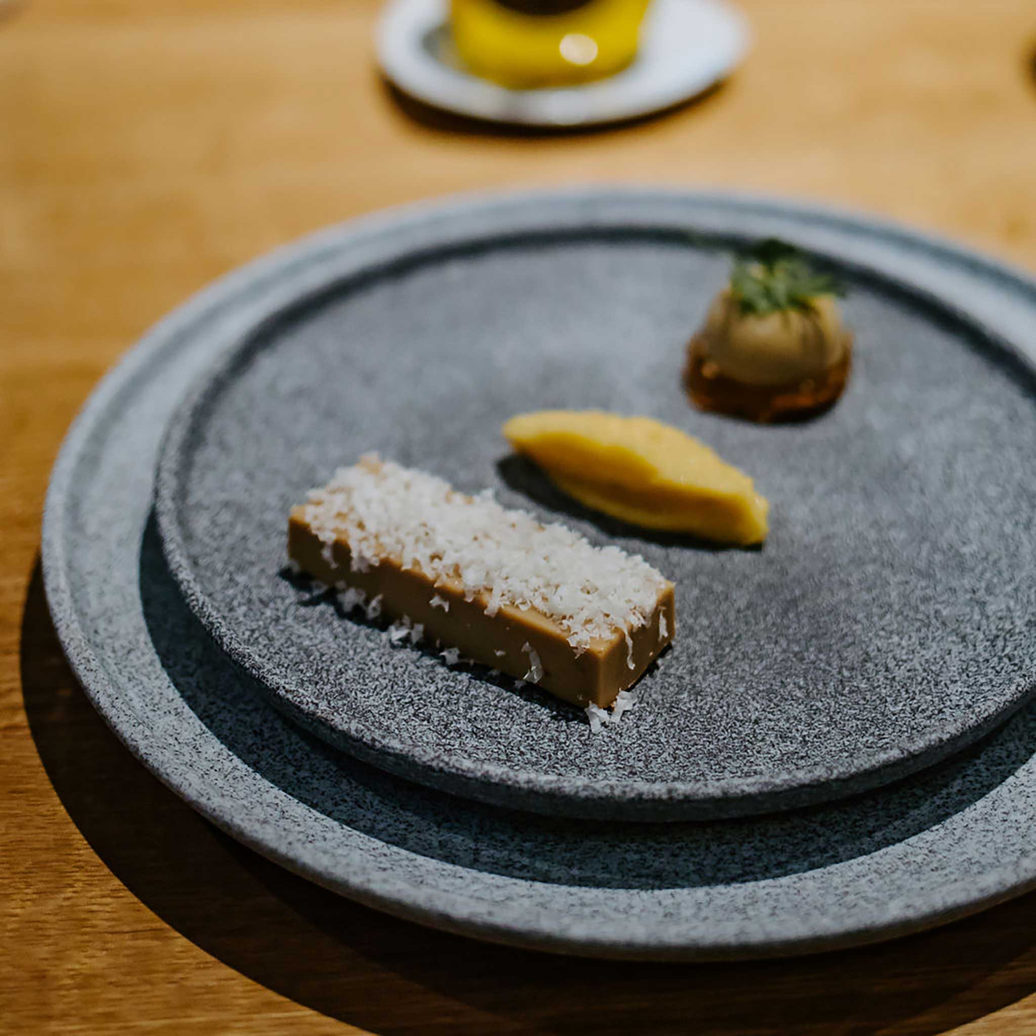 GRANIT No. 4 Flat Plate - Raw or Matte | G. Benedikt Porcelain