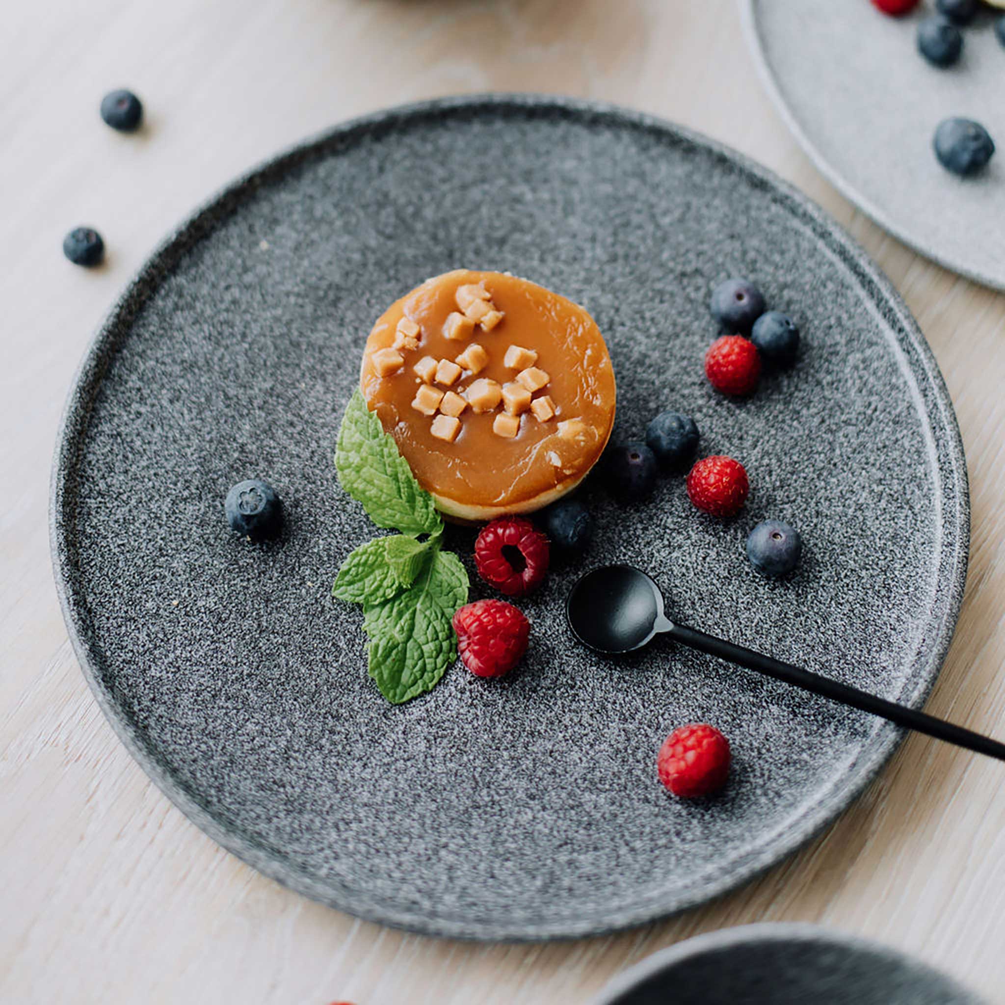 GRANIT No. 4 Flat Plate - Raw or Matte | G. Benedikt Porcelain