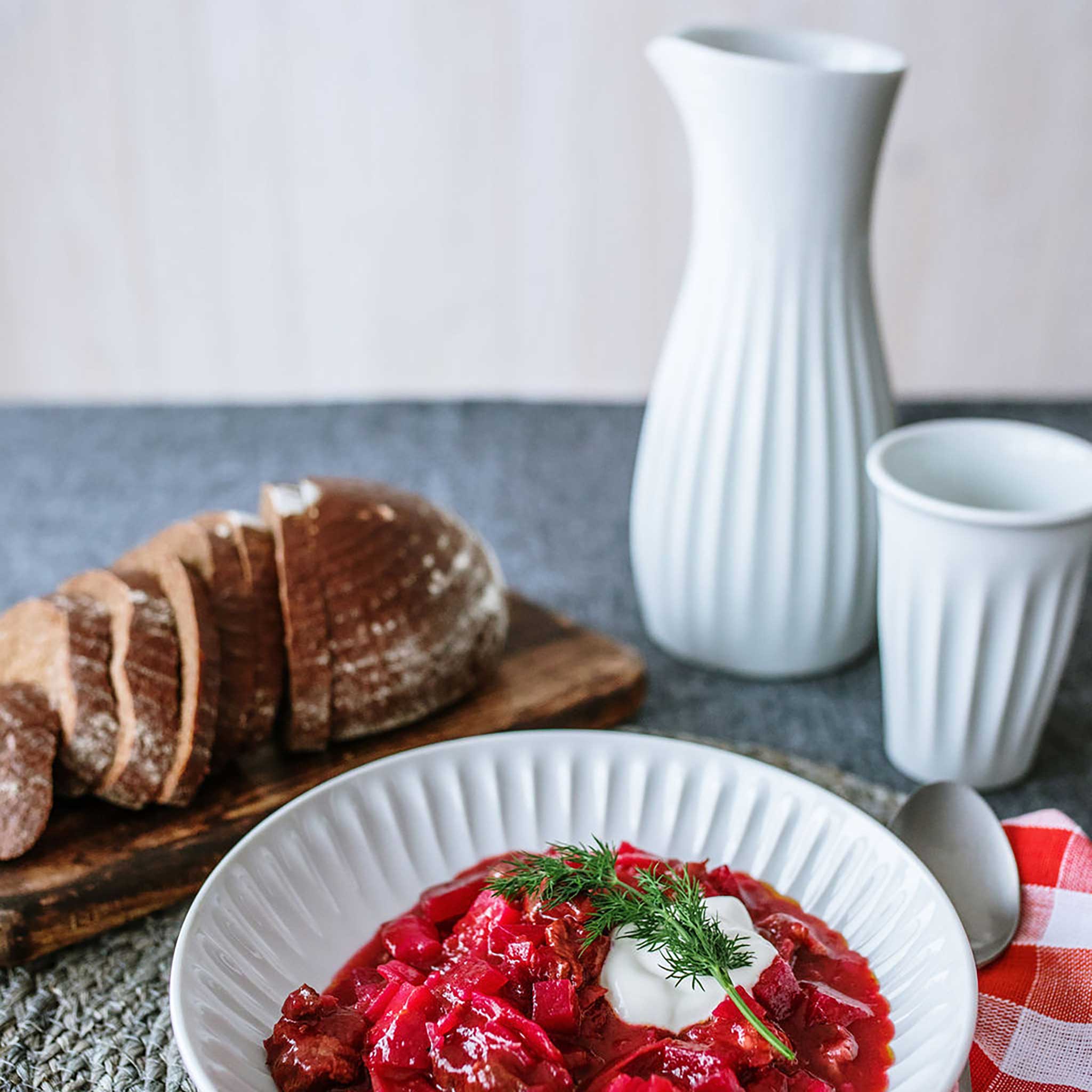Porzellan Karaffe 1 Liter – G. Benedikt Ribby | Elegantes Hartporzellan mit Rillenstruktur