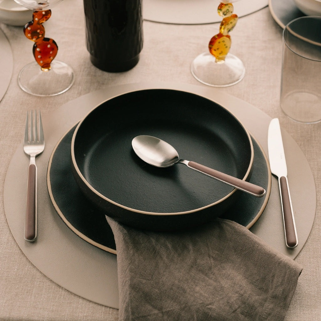 Elegant dinnerware set in deep midnight black - Lunasol