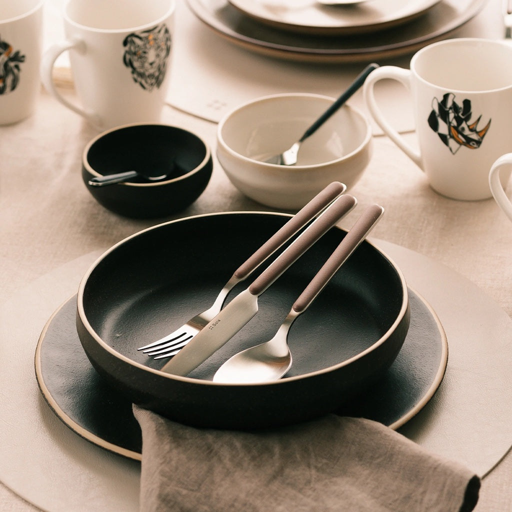 Elegant dinnerware set in deep midnight black - Lunasol