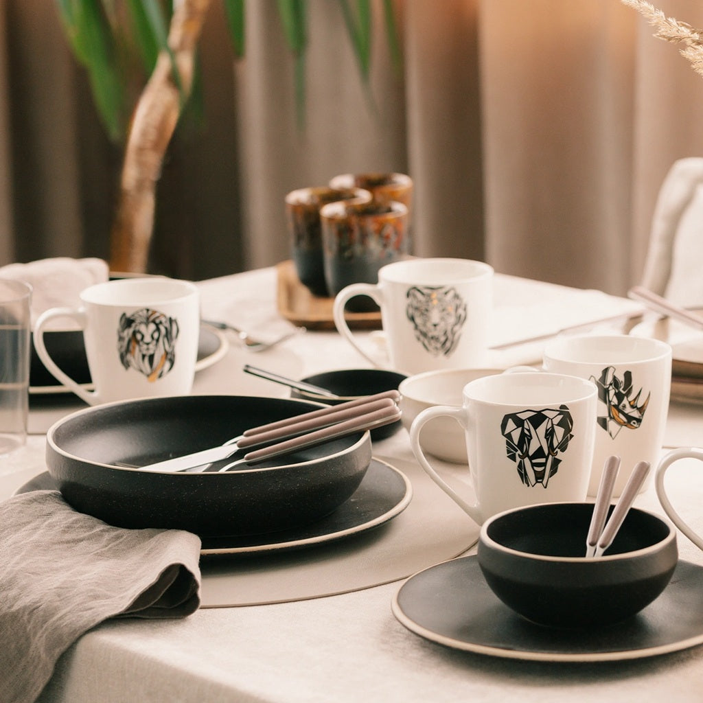 Elegant dinnerware set in deep midnight black - Lunasol