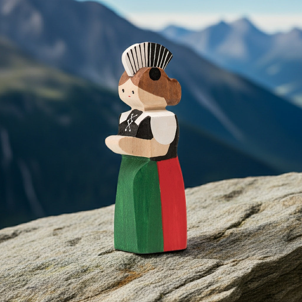 Trauffer Holzfigur Alice – handgefertigte Holzfigur