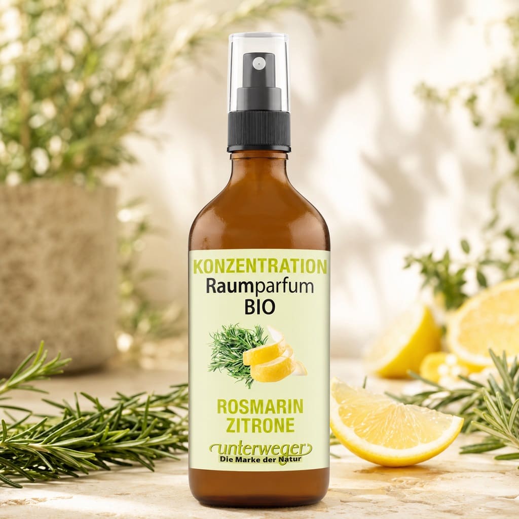 Unterweger BIO Raumparfum Konzentration Rosmarin Zitrone in einer braunen Sprühflasche mit frischen Kräutern im Hintergrund.