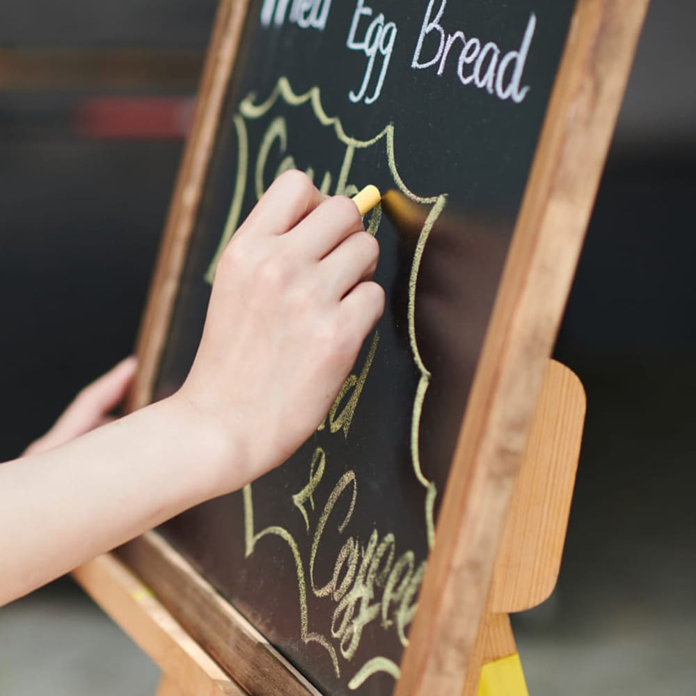 Wandkreidetafel mit Holzrahmen Dunkelbraun – Menütafel & Infotafel in 4 Grössen